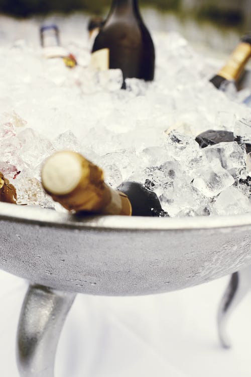 不锈钢托盘装满冰的葡萄酒瓶 · 免费素材图片