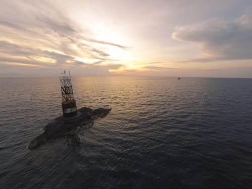 白色和红色导航浮标 · 免费素材图片