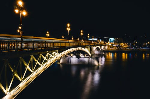 夜间灰钢桥 · 免费素材图片