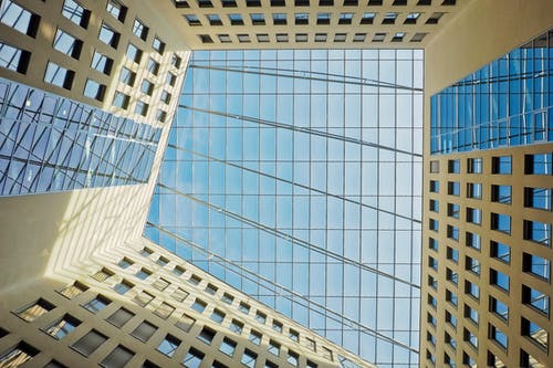 高层建筑的蠕虫视角摄影 · 免费素材图片