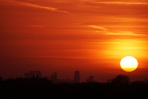 满月下的灰色建筑物 · 免费素材图片