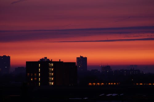 夜间的城市建筑 · 免费素材图片