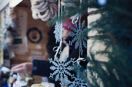 雪花圣诞树装饰浅焦点摄影 · 免费素材图片