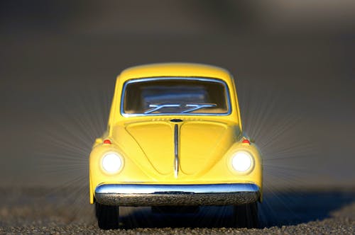 黄色甲壳虫汽车压铸模型 · 免费素材图片