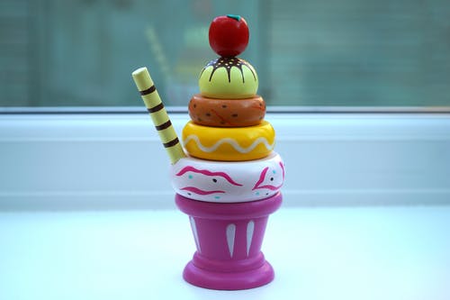 粉色和彩色冰淇淋塑料玩具 · 免费素材图片