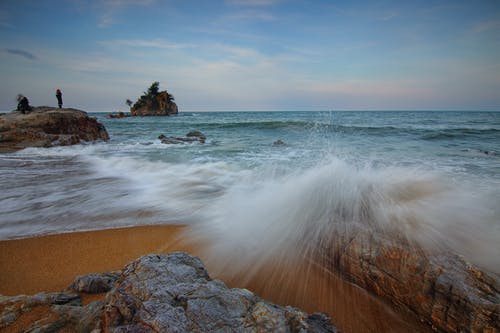 海浪粉碎在岸上 · 免费素材图片
