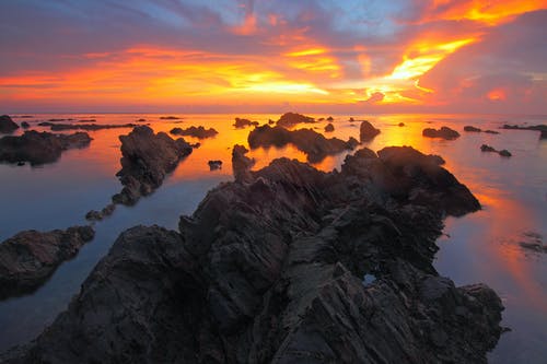 日落期间的岩层 · 免费素材图片