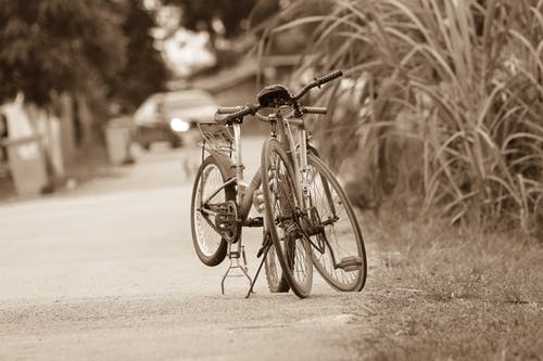 刚性自行车的灰度照片 · 免费素材图片