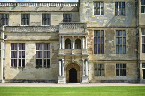 棕色彩绘三层楼房屋 · 免费素材图片