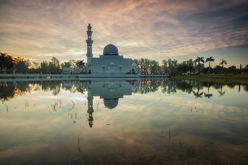 水体旁边的白色混凝土建筑 · 免费素材图片