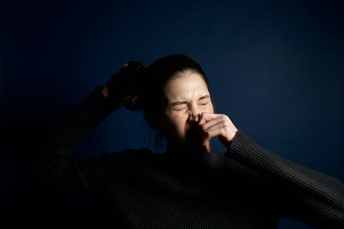 女人摸她的鼻子 · 免费素材图片