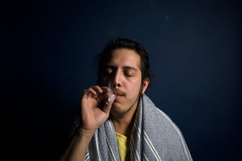 抽着烟的男人 · 免费素材图片