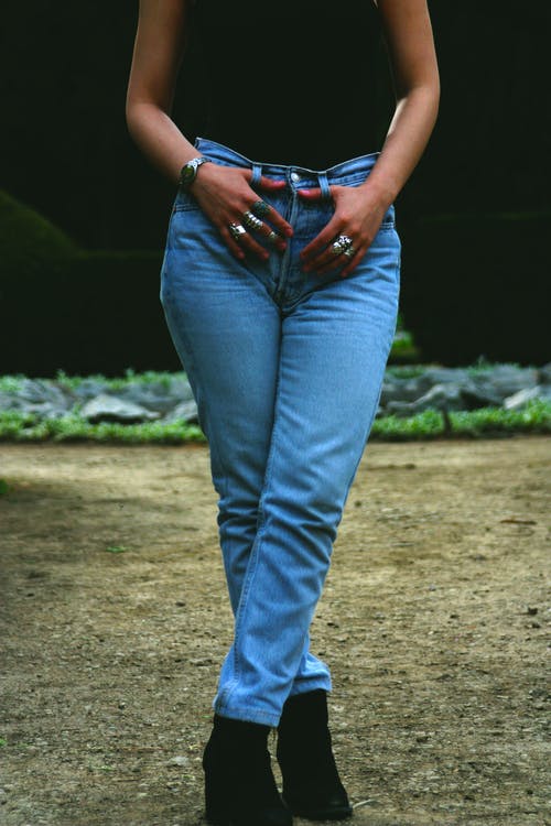 女人抱着她的牛仔裤 · 免费素材图片