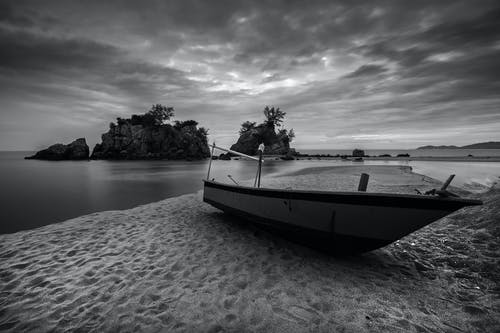 布朗船在海边的灰度摄影 · 免费素材图片