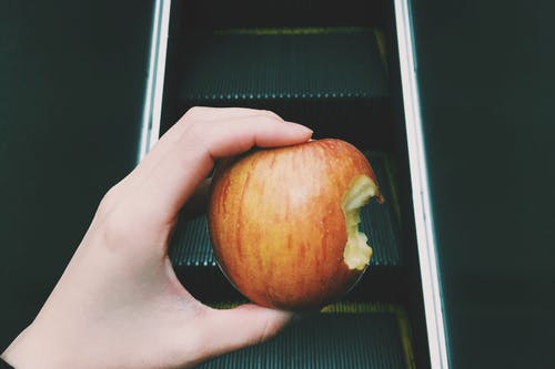 持有成熟苹果的人 · 免费素材图片