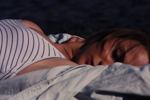 女人睡觉 · 免费素材图片