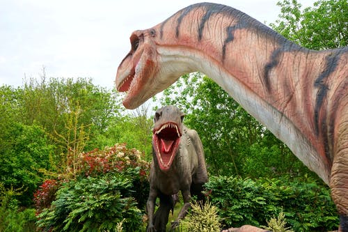 两个恐龙雕像 · 免费素材图片