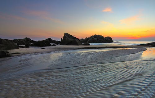 蓝蓝的天空背景下的悬崖 · 免费素材图片