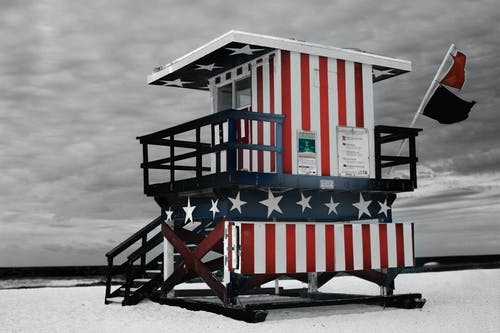 红色和蓝色条纹棚子在沙滩上 · 免费素材图片