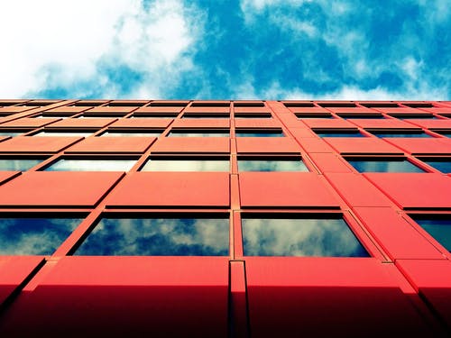 晴朗的天空下的红色建筑 · 免费素材图片