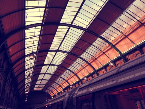 黑色和红色火车方式 · 免费素材图片