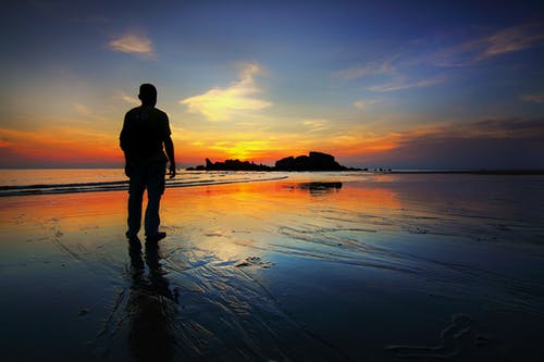 男子站在海边的轮廓 · 免费素材图片
