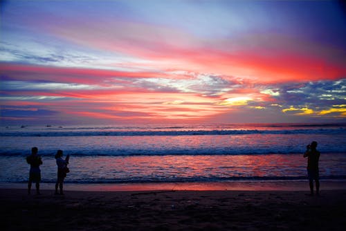 在海边拍照的人的剪影 · 免费素材图片