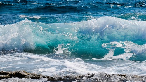 海浪击中岩石 · 免费素材图片
