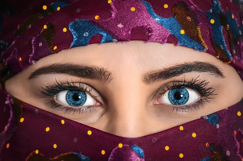 蓝眼睛的女人，穿着紫色的盖头围巾 · 免费素材图片