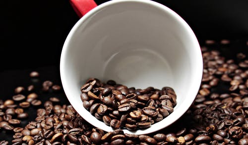 杯子的咖啡豆 · 免费素材图片