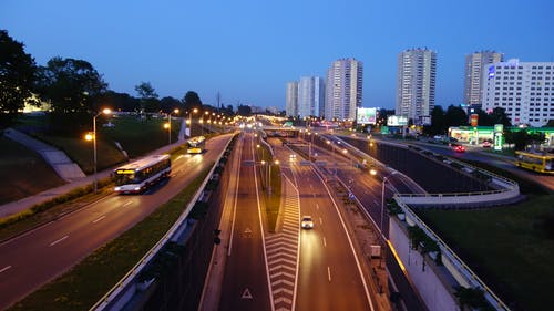 灰柏油路的巴士 · 免费素材图片