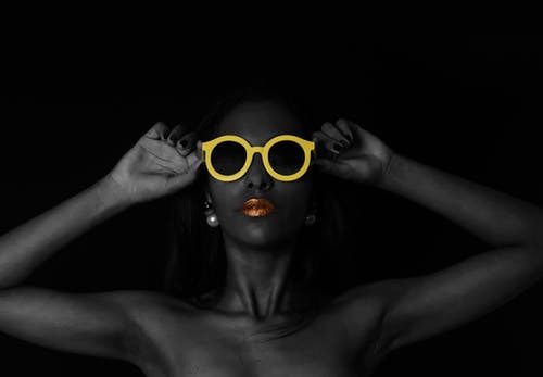 黄色框黑色太阳镜 · 免费素材图片