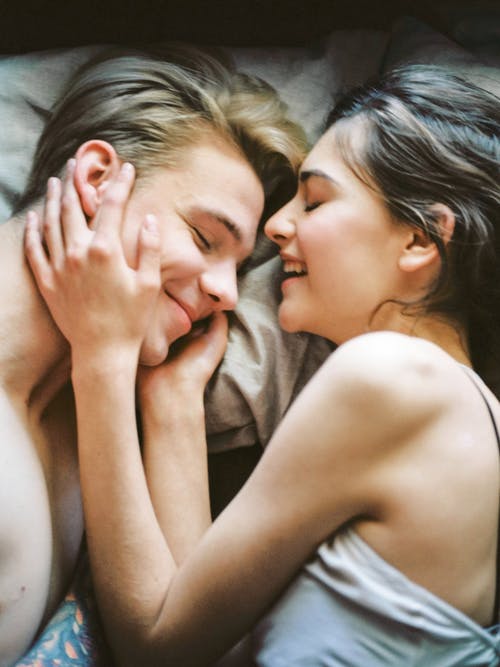 男人和女人躺在床上 · 免费素材图片