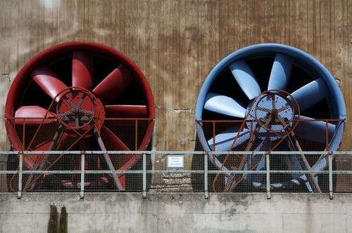 红色和蓝色工业排气扇 · 免费素材图片