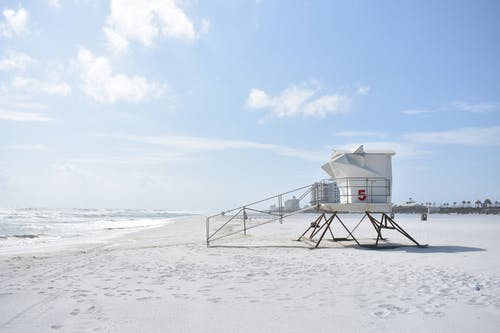 海滩度假村白色救生员之家摄影 · 免费素材图片