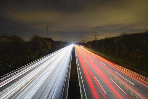 夜间的灰色柏油路 · 免费素材图片