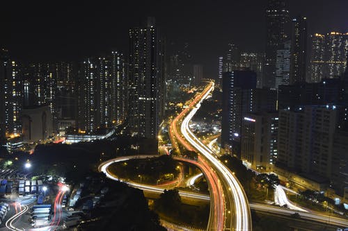 夜间的城市建筑 · 免费素材图片