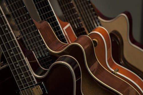 棕色吉他的浅焦点摄影 · 免费素材图片