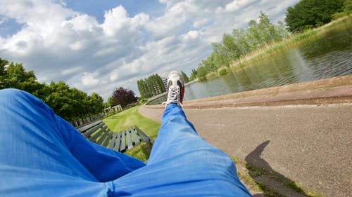 穿着蓝色牛仔长裤的人 · 免费素材图片