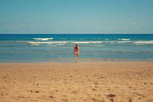 女人站在海边 · 免费素材图片