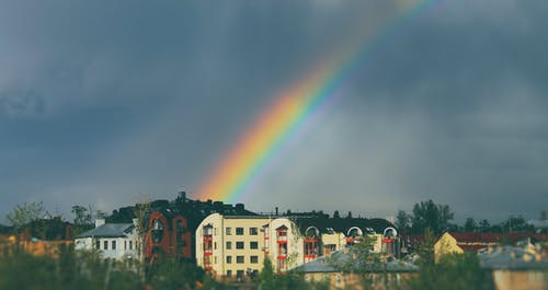 建筑物上空的彩虹 · 免费素材图片