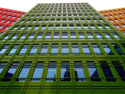 绿色高层建筑的低角度照片 · 免费素材图片