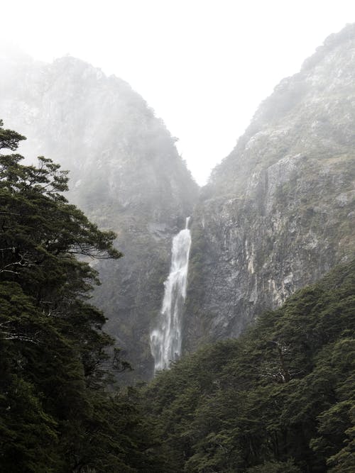 山间瀑布摄影 · 免费素材图片