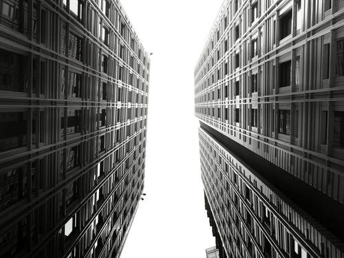 两栋高层建筑的灰度摄影 · 免费素材图片