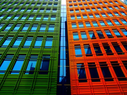 橙色和绿色的高层建筑 · 免费素材图片