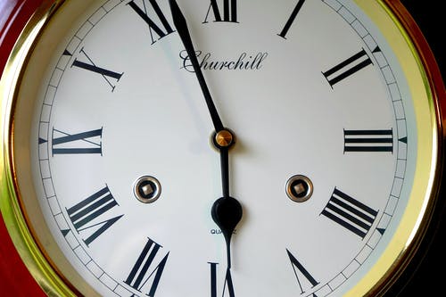 时钟显示5:57时间 · 免费素材图片