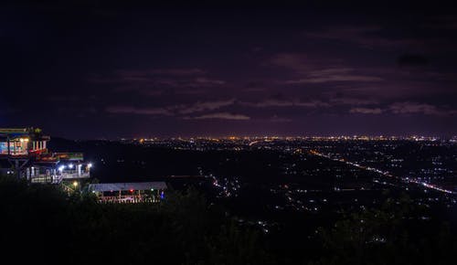 夜间小镇的航拍 · 免费素材图片