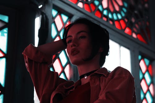 米色上衣的女人 · 免费素材图片