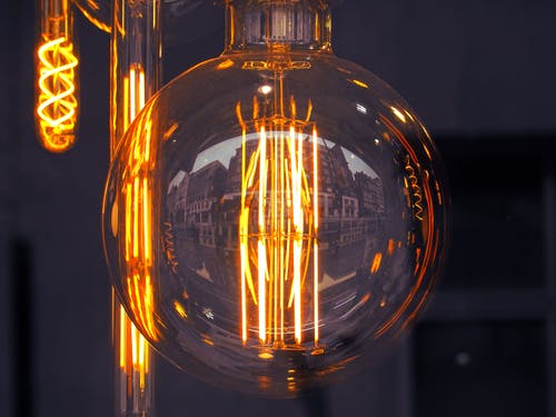点燃的透明玻璃灯泡 · 免费素材图片