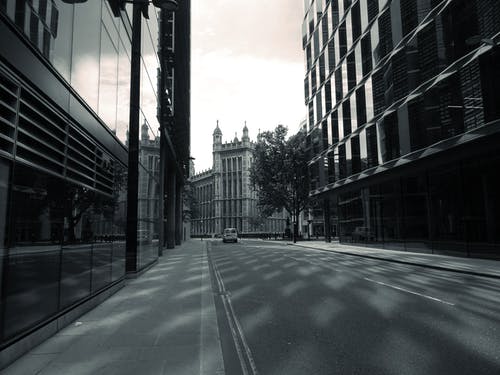 汽车和建筑物的灰度 · 免费素材图片